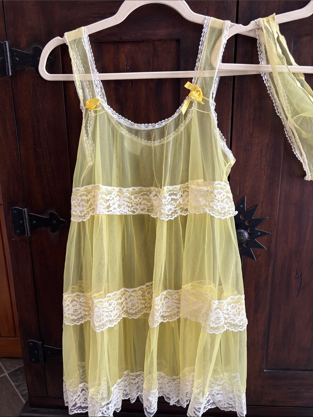 Sweet Vintage 1960s Women's Yellow Sheer Nylon & Lace Baby Doll Nightie Lingerie - Picture 2 of 13
